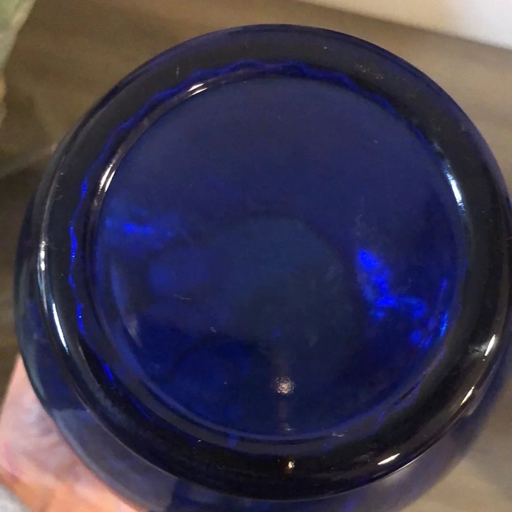 COBALT BLUE COLLECTIBLE SWIRL GLASS VASE